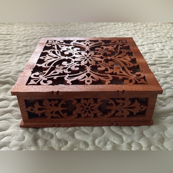 SCROLLWORK WOOD HINGED BOX WITH FLOWER CUT OUT PATTERN - Picture 4 of 7